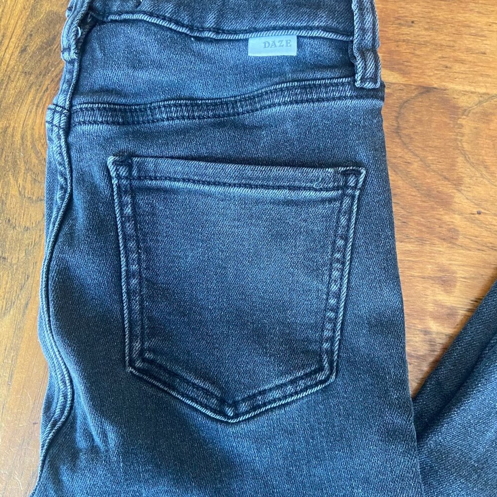 EUC Daze Faded Black Raw Hem Hug Skinny Jeans Sz 25 - Picture 6 of 6